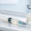 Шприц и флакон с суспензией оланзапина для ежемесячной подкожной инъекции на медицинском лотке